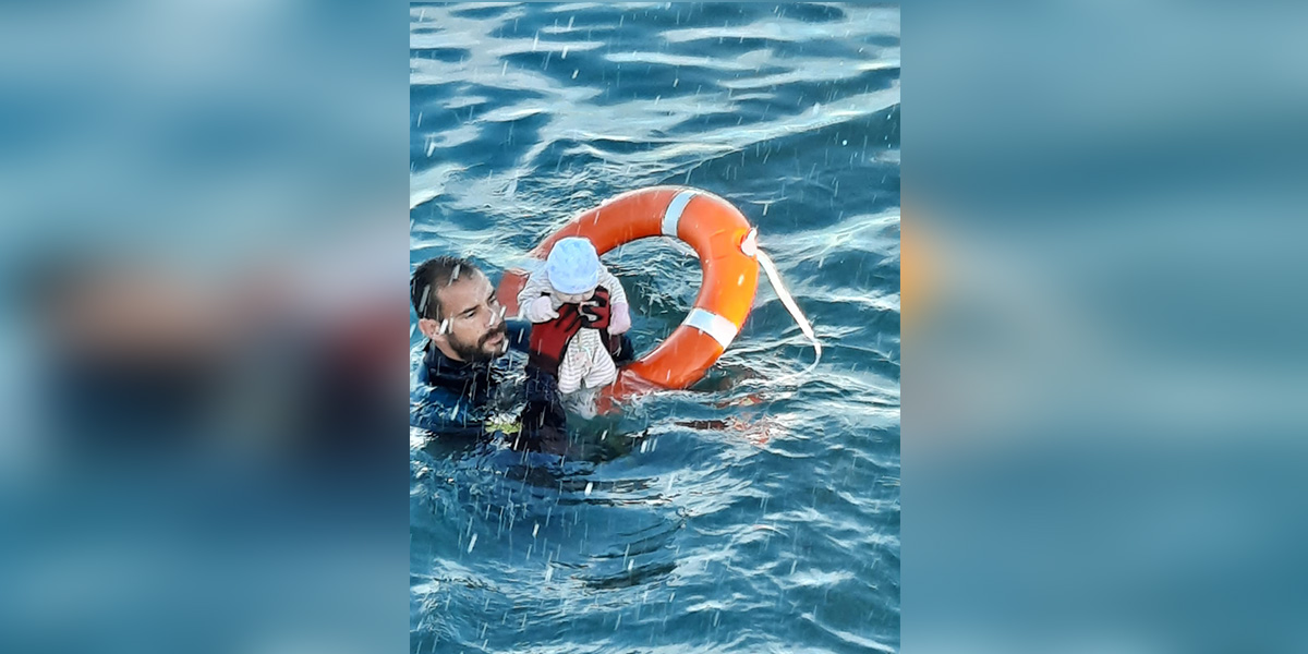 Salvan a bebé migrante de morir ahogada en el mar vea la impactante